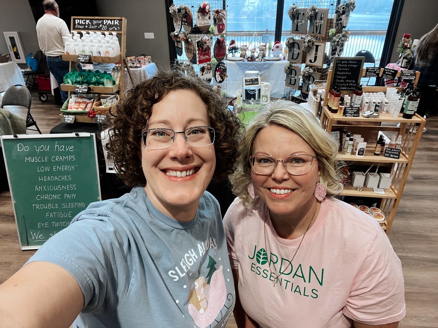 Our Holiday Vendor Season is in full swing!

It was so good spending the day with my bestie, Sara—talking magnesium with new faces and catching up on mom life. It’s been such a busy year, and this time together was so good for my soul. 💞

@jordanessentials
@sara.silver.lining